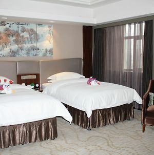 Yili Hotel Urumqi Exterior photo