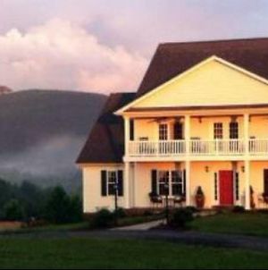 A Mighty Oak Bed & Breakfast Pilot Mountain Exterior photo