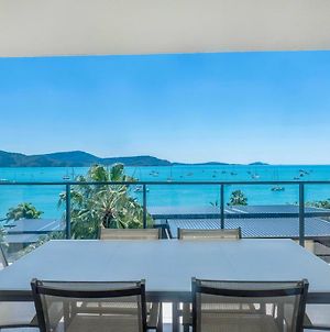 Executive On Whisper Bay - Cannonvale Apartment Airlie Beach Exterior photo