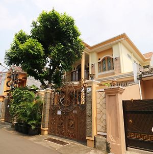 Maharani Guesthouse Tebet Jakarta Exterior photo