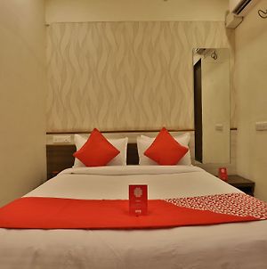 Oyo 12147 Hotel Vibrant Gandhinagar Exterior photo