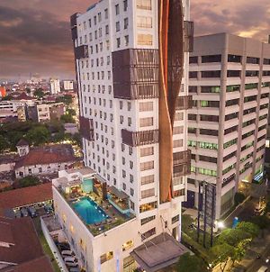 Crown Prince Hotel Surabaya Managed By Midtown Indonesia Exterior photo