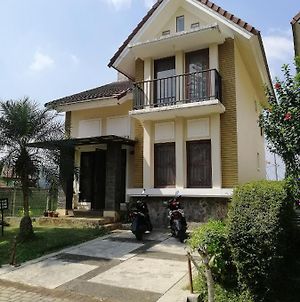 Villa Kota Bunga N8 Puncak Exterior photo