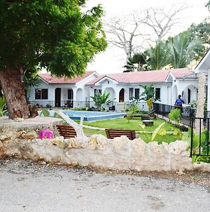 Oluwa Seun Beach Cottages Mombasa Exterior photo