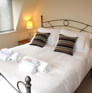 Cotswolds Valleys Accommodation - Exclusive Use Character One Bedroom Family Holiday Apartment Stroud  Exterior photo