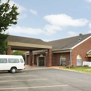 Wyndham Garden Grand Rapids Airport Hotel Exterior photo