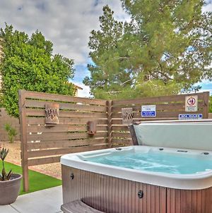 Fenced Hot Tub And Bbq Oasis Modern Scottsdale Home Phoenix Exterior photo