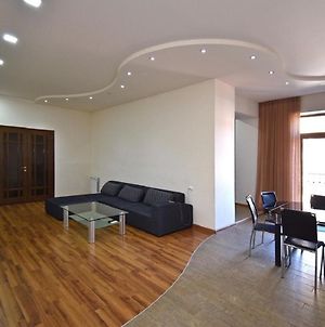 Tumanyan Street 3 Bedroom Deluxe Apartment With Large Balcony Tm662 Yerevan Exterior photo