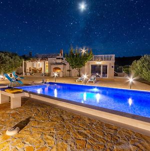 Stunning Home In Pucisca With 3 Bedrooms, Private Swimming Pool And Outdoor Swimming Pool Exterior photo