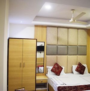 The Paramont Suites Delhi New Delhi Exterior photo