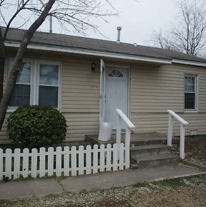 1 Bedroom With A Fireplace Close To Base Lawton Exterior photo