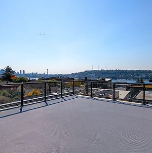 A-Seattle Urban Village- Guemes-Roof Top View Deck Exterior photo