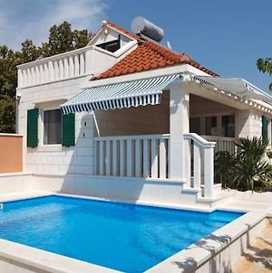 2 Bedrooms Villa With Sea View Private Pool And Jacuzzi At Pucisca Exterior photo