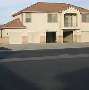 Mesquite Nevada Vacation Rental - Ground Level And Double Car Garage Exterior photo