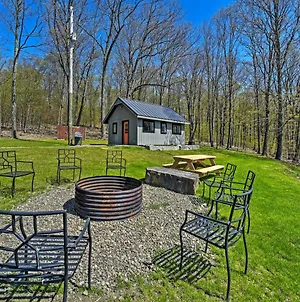 Cozy Hillside Retreat With Bbq, Fire Pit, And Trails! Apartment Milford Exterior photo