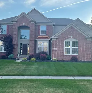 Beautiful, Spacious 6 Beds, 6 Bath With Theater Room And Hot Tub Macomb Exterior photo