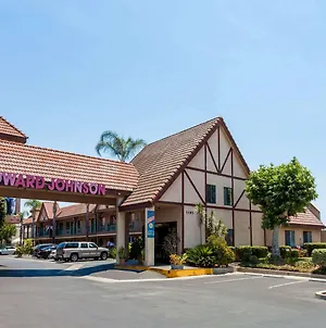 Howard Johnson By Wyndham Norco Exterior photo