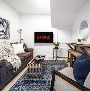 *New* Modern Suite King Bed! Netflix! Sleeps 4! Edmonton Exterior photo
