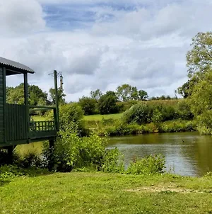 Charming Tranquil Shepherds Hut With Lakeside Balcony 'Roach' Uckfield Exterior photo