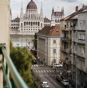 Parliament And River View Near Castle District Budapest Exterior photo