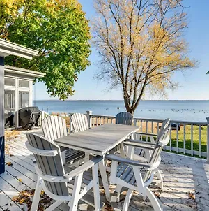 Lakefront Edgerton Cottage With Deck And Grill! Exterior photo