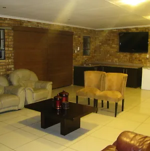 Bruno Comfort Suites Johannesburg Exterior photo