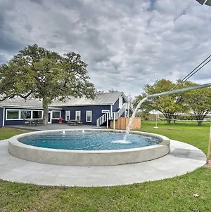 Pet-Friendly Schulenburg Farmhouse With Pool! Villa Exterior photo