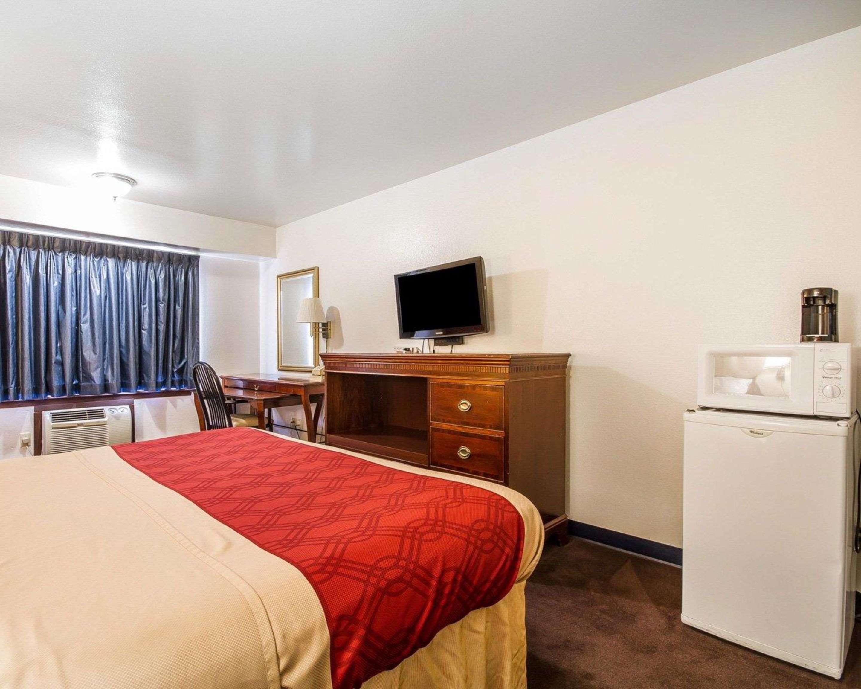 Rodeway Inn & Suites Madison Airport Экстерьер фото