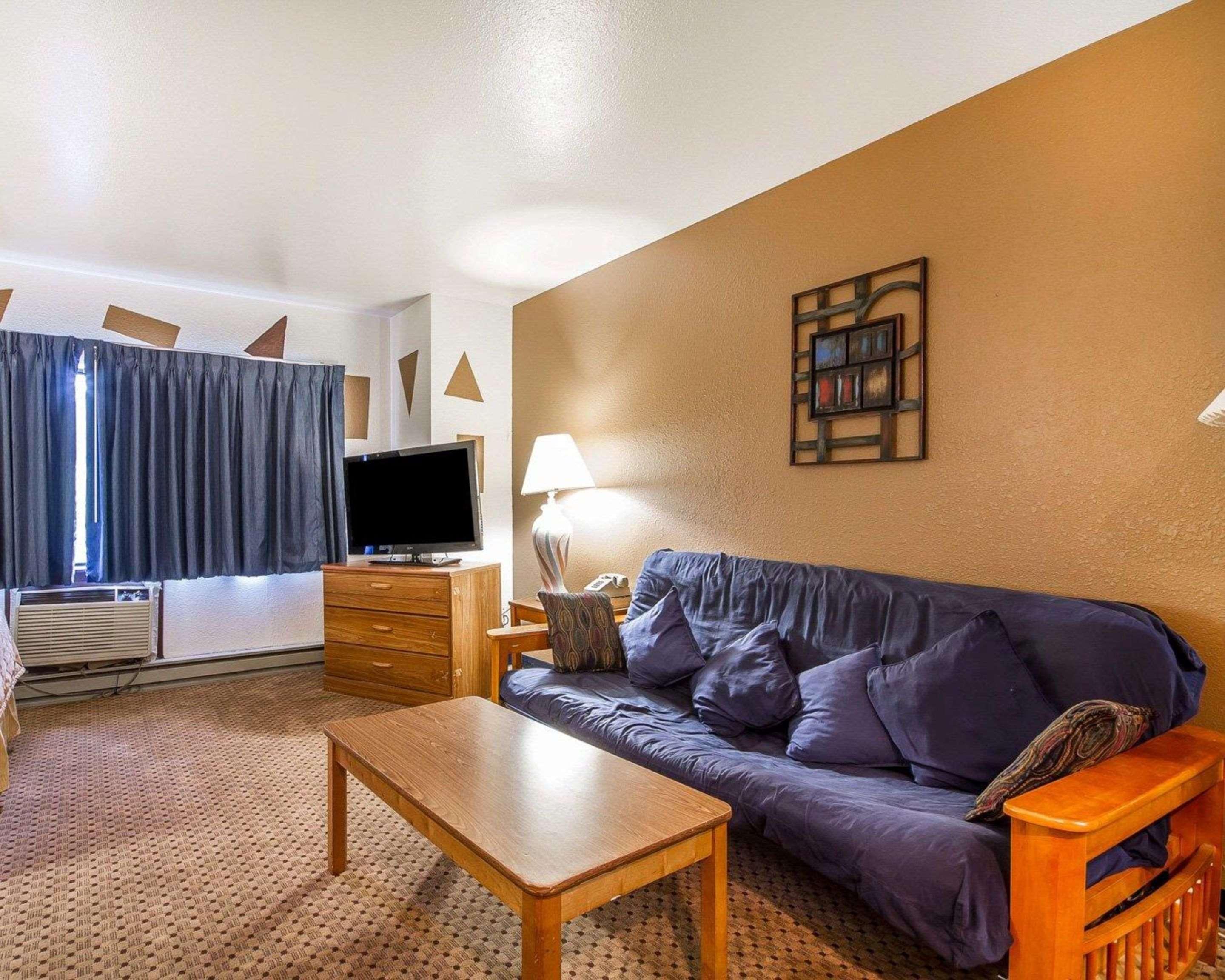 Rodeway Inn & Suites Madison Airport Экстерьер фото