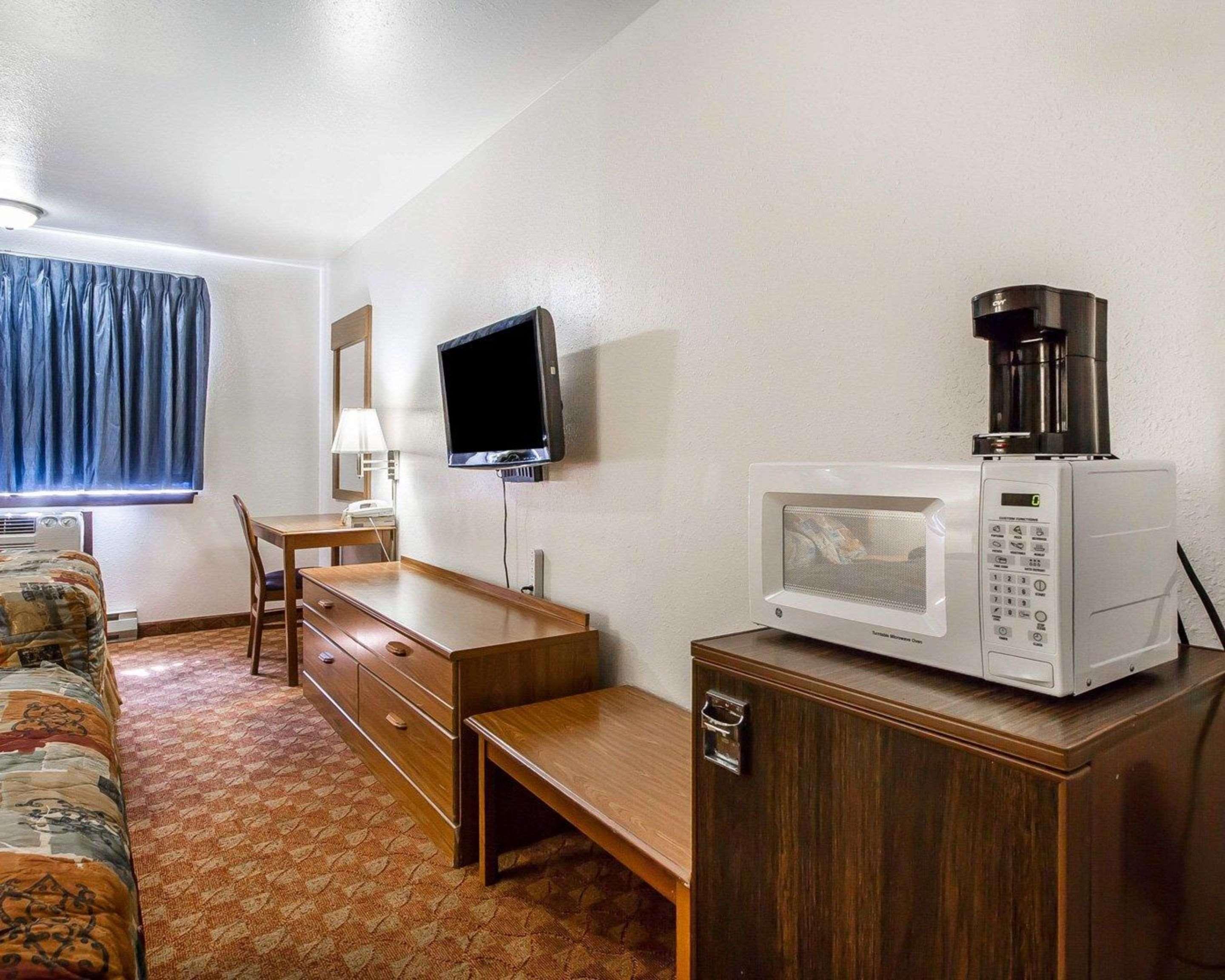 Rodeway Inn & Suites Madison Airport Экстерьер фото