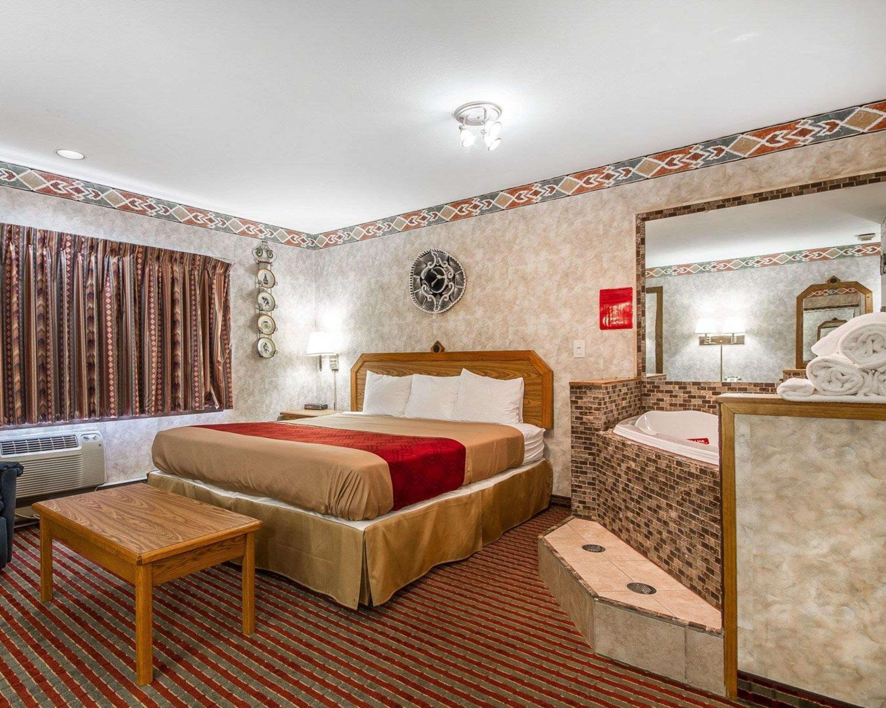 Rodeway Inn & Suites Madison Airport Экстерьер фото