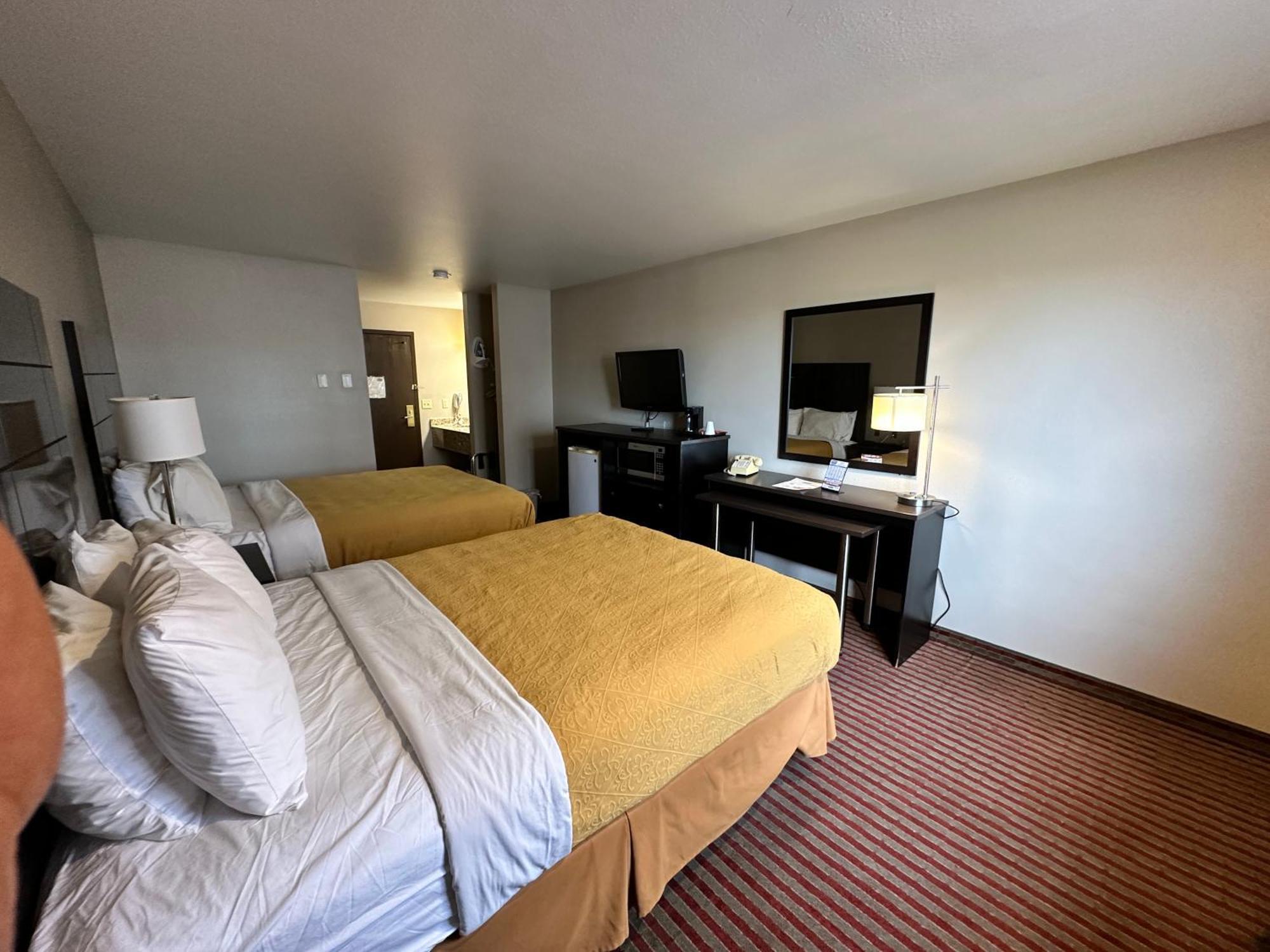 Rodeway Inn & Suites Madison Airport Экстерьер фото