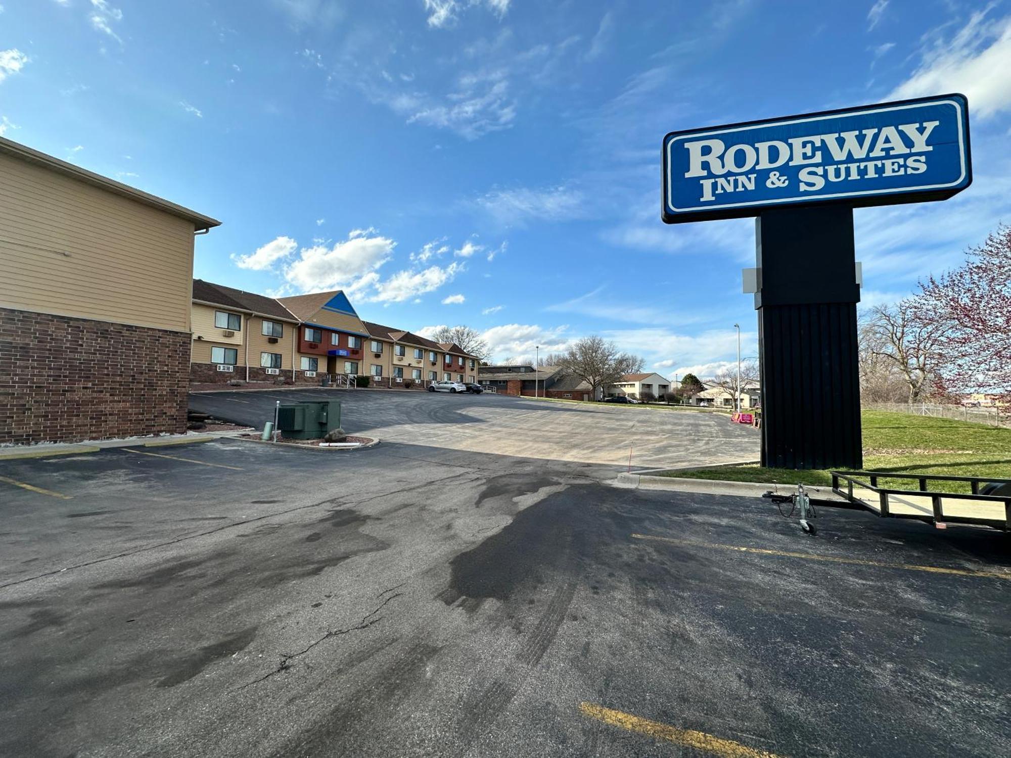 Rodeway Inn & Suites Madison Airport Экстерьер фото