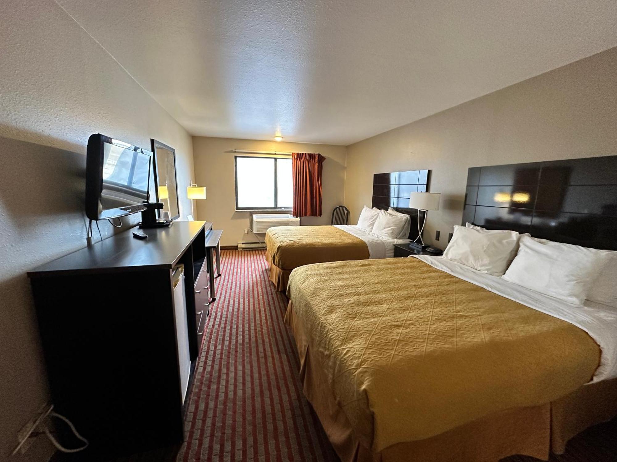 Rodeway Inn & Suites Madison Airport Экстерьер фото