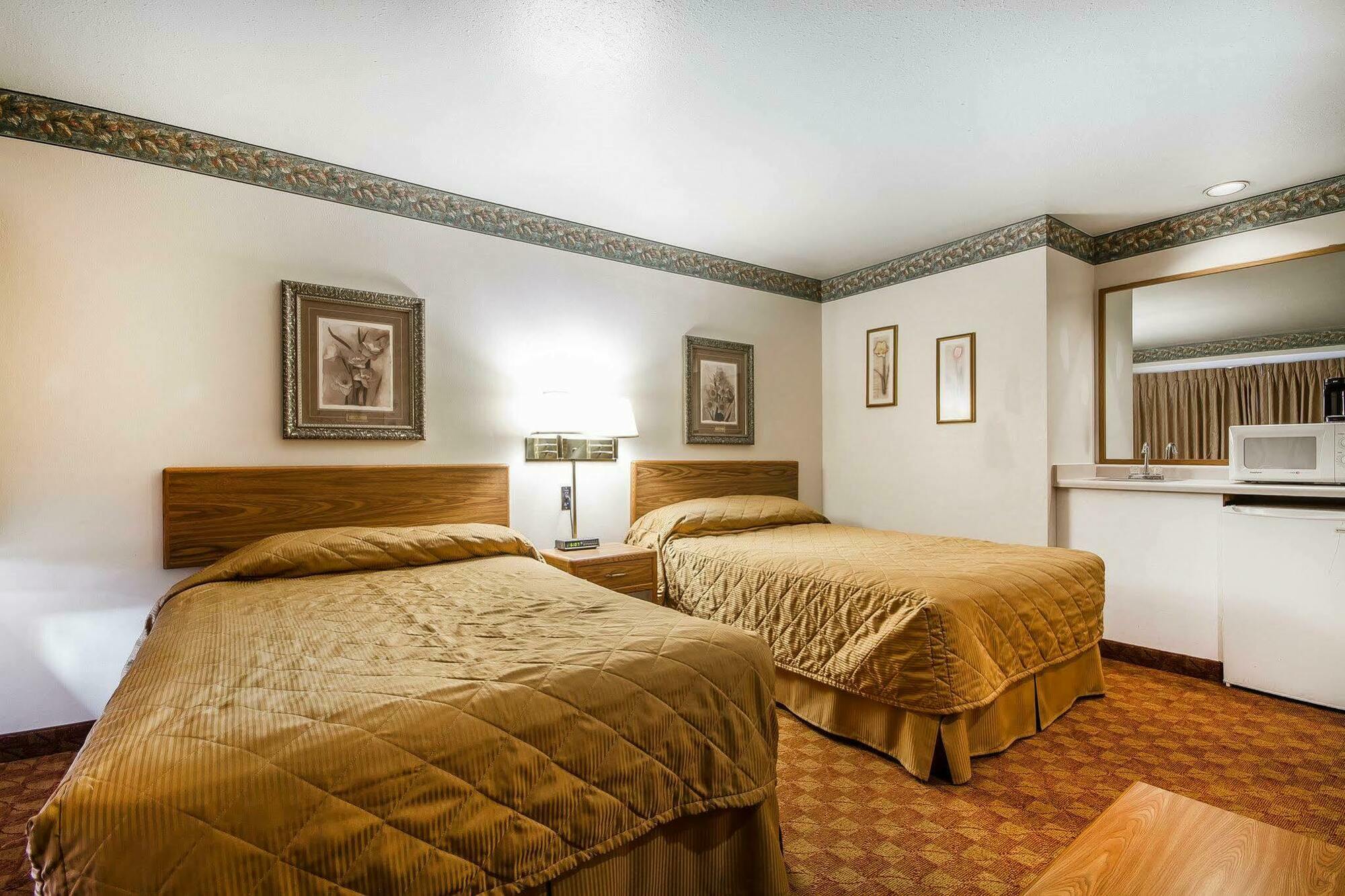 Rodeway Inn & Suites Madison Airport Экстерьер фото