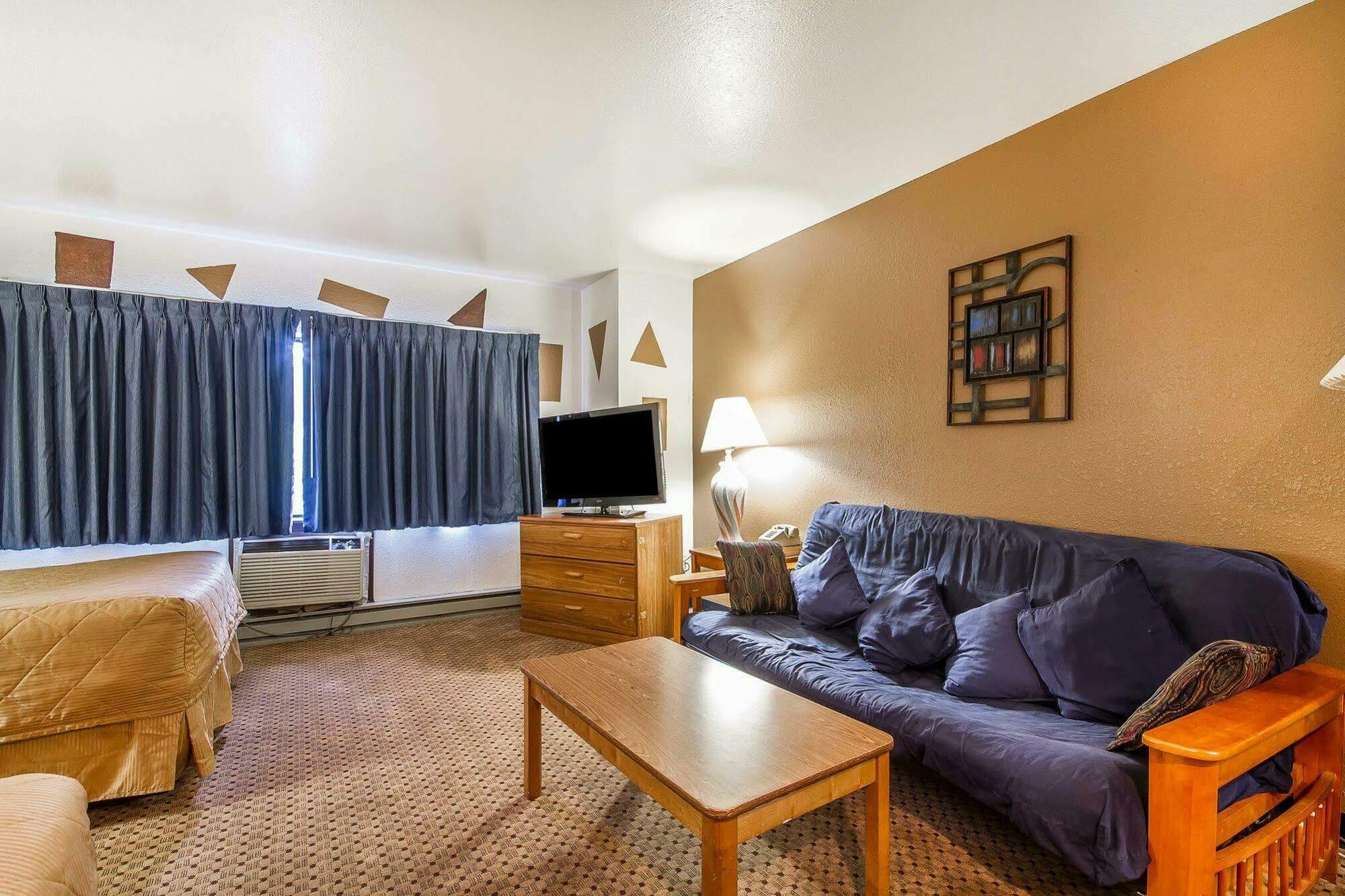 Rodeway Inn & Suites Madison Airport Экстерьер фото